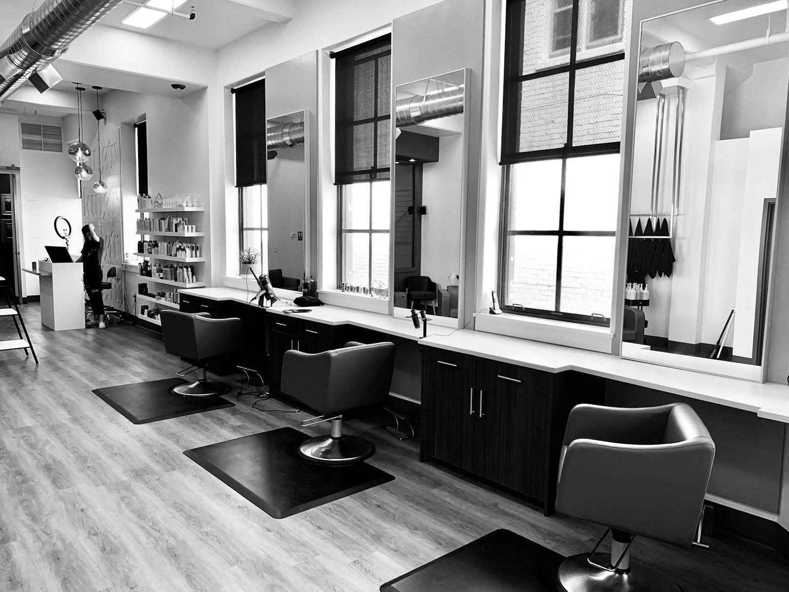Aydınlık bir güzellik salonunun içi